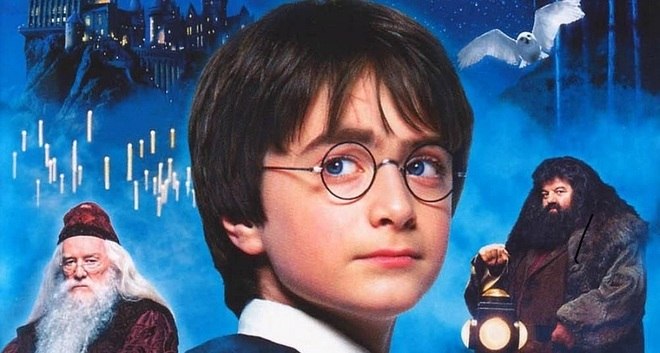 Nesta sexta-feira (31), Harry Potter faz 40 anos. Na história, o personagem principal nasceu no dia 31 de julho de 1980. Além disso, a data coincide com o aniversário de J.K. Rowling, autora dos livros da série, que completa 55 anos. Para comemorar, relembre curiosidades do bruxinho! – Foto: Reprodução/DVD