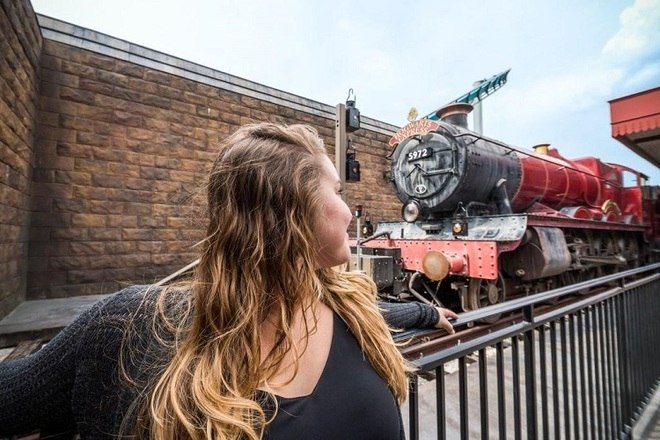 O parque temático da Universal, em Orlando (EUA), fez uma homenagem a Harry Potter. No local, os fãs podem viajar na réplica do Expresso de Hogwarts – Foto: Reprodução/Twitter Universal ORL