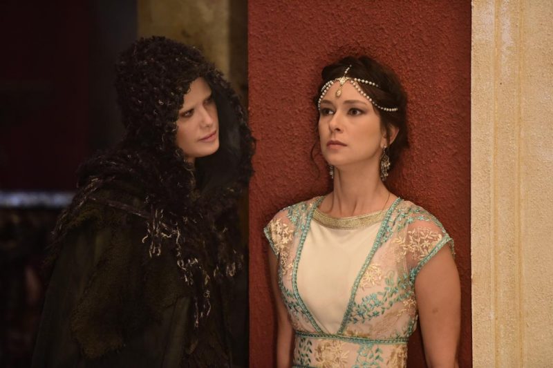 Satan&aacute;s fala ao ouvido de Maria Madalena – Foto: Blad Meneghel/Record TV