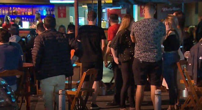 Na reabertura de bares, Rio de Janeiro registrou aglomera&ccedil;&otilde;es de pessoas sem m&aacute;scaras – Foto: Reprodu&ccedil;&atilde;o/Record TV Rio