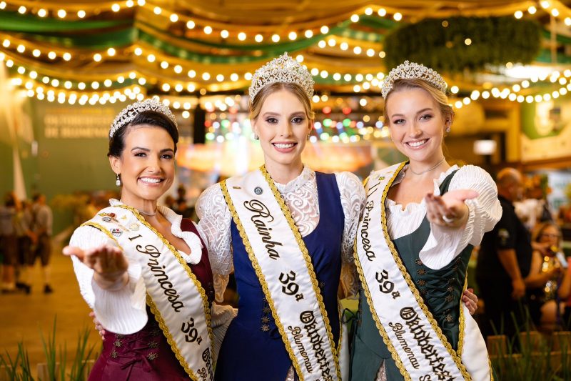 Foto promocional da atual realeza da Oktoberfest Blumenau em um dos pavilhões do Parque Vila Germânica 