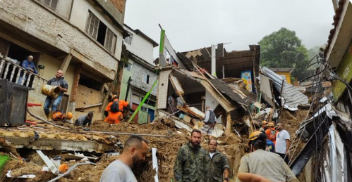 J&aacute; foram confirmadas dezenas de mortes ap&oacute;s chuva intensa e deslizamentos em Petr&oacute;polis, na Serra fluminense