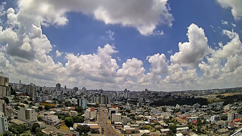 Temperatura elevada em Santa Catarina, com sol entre nuvens