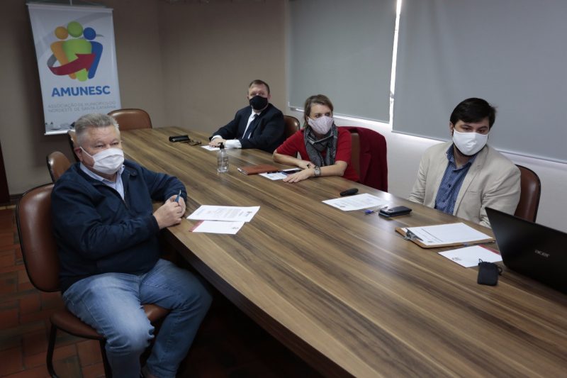 Reuni&atilde;o remota reuniu representantes de oito dos nove munic&iacute;pios que integram a Associa&ccedil;&atilde;o – Foto: Jaksson Zanco/Divulga&ccedil;&atilde;o
