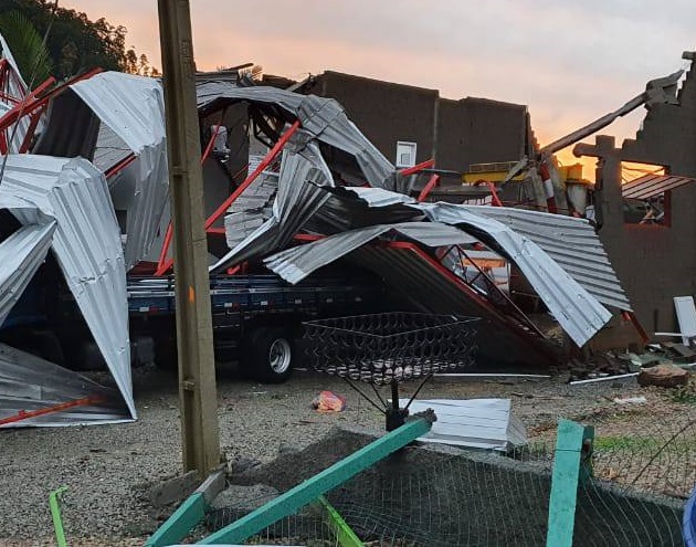 Estragos causados pelo ciclone na empresa de Vili – Foto: Reprodu&ccedil;&atilde;o/Redes Sociais/ND