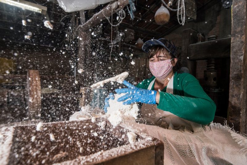 Romilda Günther participa de todo o processo de feitio da farinha, em Florianópolis – Foto: Anderson Coelho/ND
