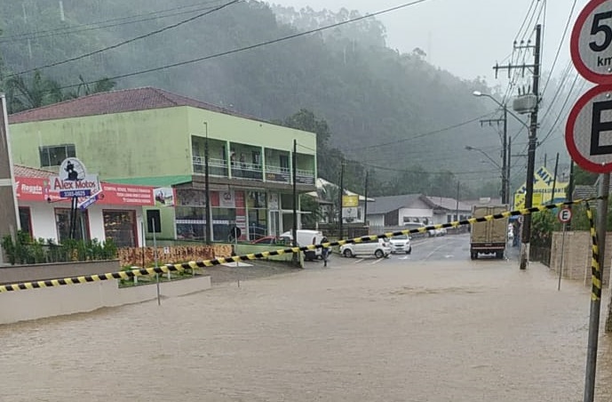 Rua Celso Ramos, no Centro, com pontos de alagamento - Prefeitura de Benedito Novo/Divulgação