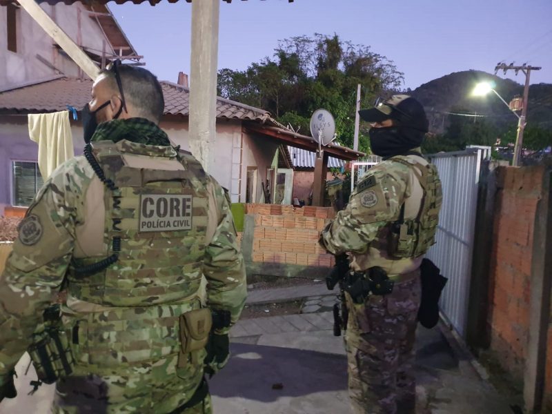 Al&eacute;m da Pol&iacute;cia Civil, participaram da opera&ccedil;&atilde;o a Policia Rodovi&aacute;ria Federal e a Secretaria de Estado da Administra&ccedil;&atilde;o Prisional e Socioeducativa – Foto: ntegrantes da fac&ccedil;&atilde;o criminosa que atuava em Santa Catarina e em outros Estados utilizavam at&eacute; helic&oacute;ptero no transporte de materiais