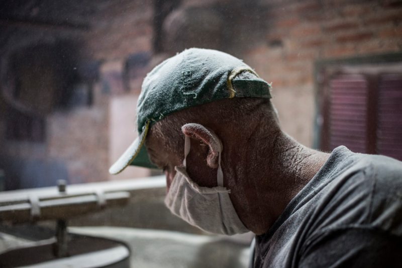 Pandemia alterou pouco a rotina do engenho de Sérgio e Romilda, no Norte da Ilha – Foto: Anderson Coelho/ND