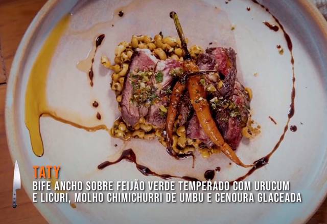 Já no Desafio de Eliminação, Taty arrancou alguns elogios dos jurados com o seu bife ancho sobre feijão verde temperado com urucum e licuri. O convidado e especialista em comida nordestina, Rodrigo Oliveira, gostou muito do resultado final. “Obrigado! Eu senti o gostinho de casa. É uma ideia muito boa de prato”, destacou – Foto: Reprodução/Record TV