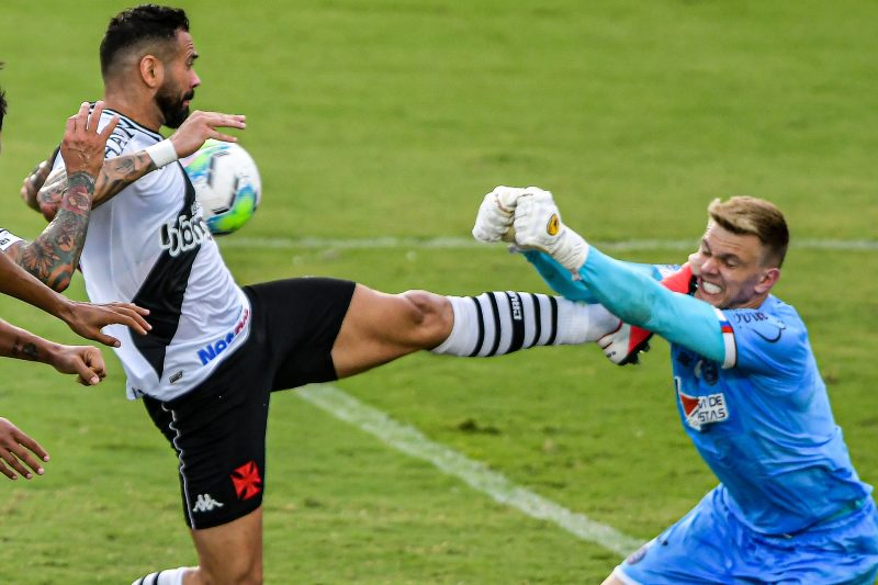 Cast&aacute;n, do Vasco, disputa lance com Douglas, do Bahia, durante partida em S&atilde;o Janu&aacute;rio Foto: Thiago Ribeiro/Agif/Estad&atilde;o Conte&uacute;do/ND