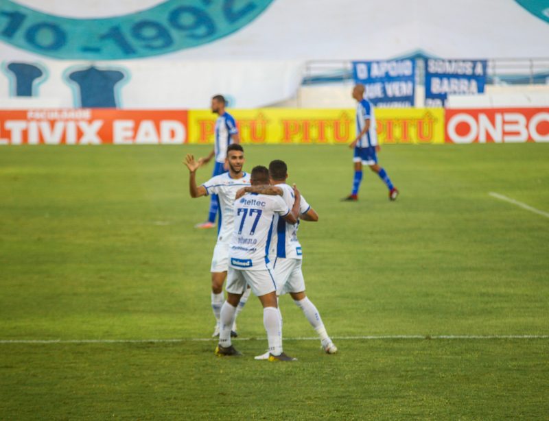 Romulo e Getúlio comemoram o gol de Renato, a menos de dois minutos de jogo na segunda etapa. Foto: Morgana Oliveira/W9 Press/Estadão Conteúdo