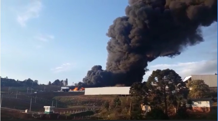 Empresa de tecidos pega fogo em Navegantes