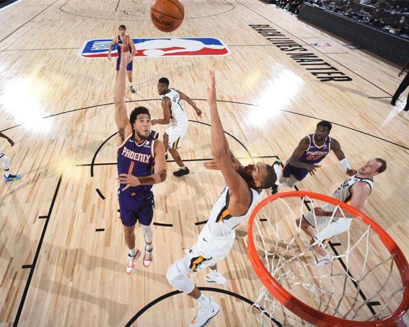 O <strong>Phoenix Suns</strong> precisa praticamente de um milagre para alcançar os offs. Atual 13° colocado, a franquia que conta com Devin Booker precisa ver o máximo de partidas possíveis e torcer por uma combinação de resultados – Foto: Divulgação/NBA/ND