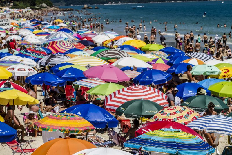 Saiba quais s&atilde;o os riscos de pegar Covid-19 em uma praia lotada – Foto: Daniel Queiroz/Arquivo/ND