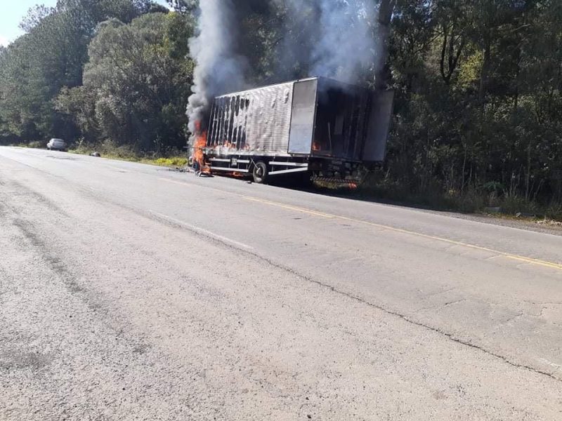 Inc&ecirc;ndio destr&oacute;i caminh&atilde;o ba&uacute; em rodovia de Jabor&aacute; – Foto: Reprodu&ccedil;&atilde;o/ND