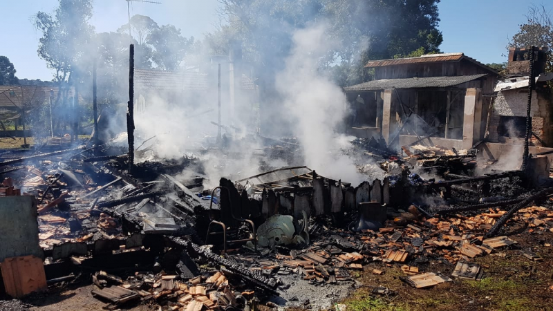 Casa ficou totalmente destruída após o incêndio &#8211; Foto: Bombeiros Militares/Divulgação