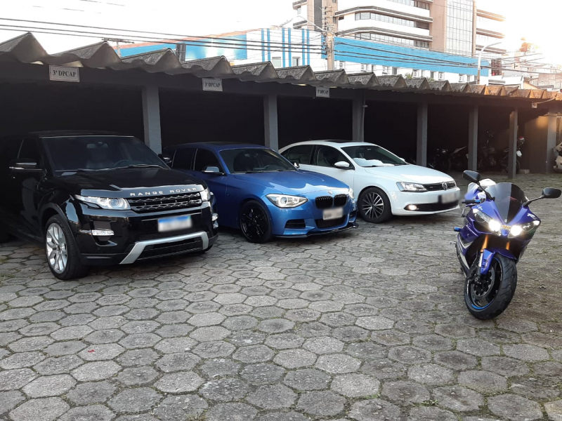 Ve&iacute;culos foram apreendidos na opera&ccedil;&atilde;o – Foto: Pol&iacute;cia Civil/Divulga&ccedil;&atilde;o