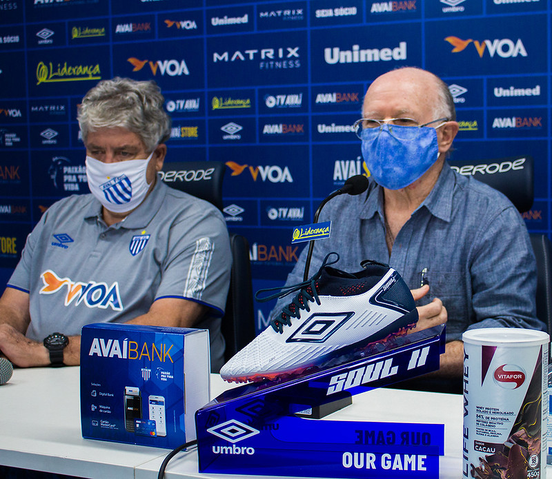 T&eacute;cnico Geninho ao lado do presidente Francisco Battistotti; dupla em sua terceira “parceria”, a menor de todas at&eacute; aqui – Foto: Andr&eacute; Palma Ribeiro/Ava&iacute; FC/divulga&ccedil;&atilde;o