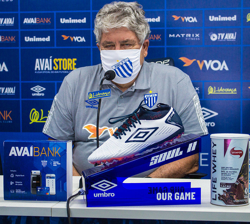 <strong>AGOSTO</strong>: Geninho é o escolhido para substituir Rodrigo Santana. A equipe estreia na Série B com vitória sobre o Náutico na Ressacada. No entanto, o desempenho nas rodadas seguintes foi ruim: três derrotas seguidas para Paraná, Botafogo-SP e Cuiabá, voltando a vencer apenas no fim do mês com o triunfo por 2 a 0 diante do Oeste – Foto: André Palma Ribeiro/Avaí FC/divulgação