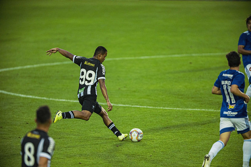 Geovane, volante do Figueirense, em duelo contra o Cruzeiro; atleta é a grata surpresa do Furacão nesse início de Série B; time, atualmente comandado por Raul Cabral, volta ao campeonato na quarta-feira, às 16h30, no Maranhão, contra o Sampaio Corrêa – Foto: Patrick Floriani/FFC/divulgação