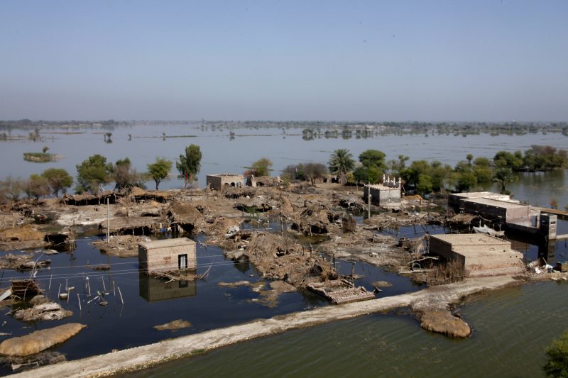 Com chuvas que começaram no final de julho de 2010, o Paquistão enfrentou uma das piores enchentes da sua história. Pelo menos 20 milhões de paquistaneses foram atingidos, cerca de 650 mil casas foram destruídas e quase 2 mil mortes foram registradas. Cerca de um quinto de todo o territórios paquistanês foi atingido pelas chuvas e o impacto econômico é estimado em U$ 43 bilhões – Foto: United States Marine Corps/Divulgação/ND