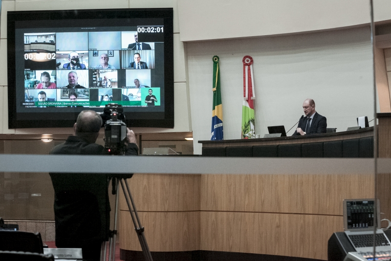 Sess&atilde;o da Alesc nesta quinta-feira (6), onde os parlamentares repercutiram a liminar. – Foto: Alesc/divulga&ccedil;&atilde;o