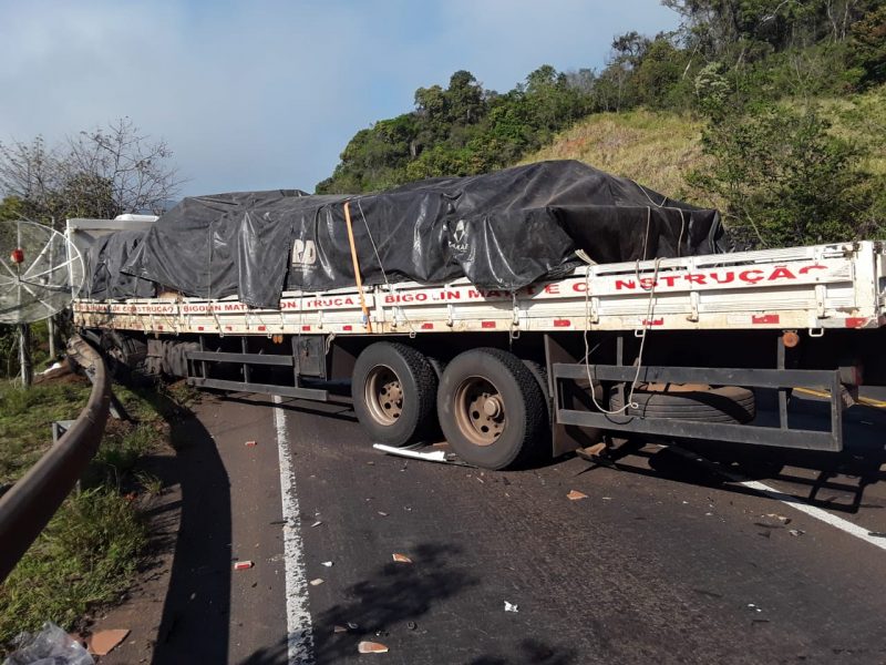 Caminh&atilde;o com placas de Nonoai (RS) ficou atravessado na pista ap&oacute;s acidente – Foto: PMRv/Divulga&ccedil;&atilde;o