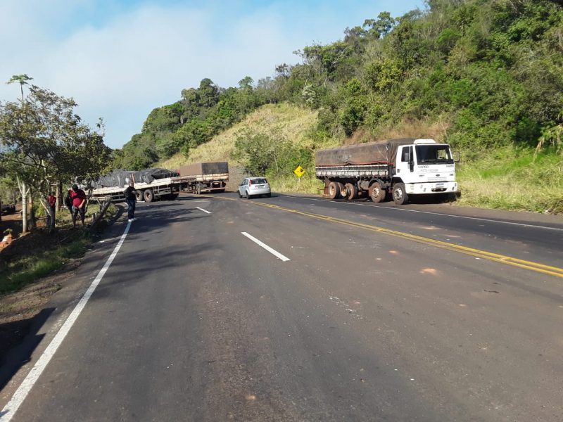 Condutor de 54 anos ficou preso &agrave;s ferragens e fratura exposta na perna esquerda – Foto: PMRV de Bom Jesus/Divulga&ccedil;&atilde;o