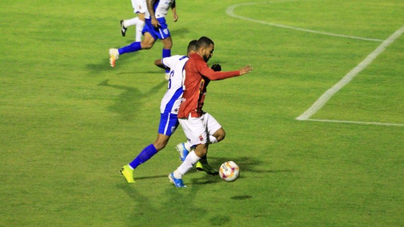 O time perdeu ímpeto na segunda etapa. Geninho, restando dez minutos para a etapa final, recuou o time para segurar o ponto. Sofreu o gol na marca dos 40′, em um lance atrapalhado da defesa onde o zagueiro Betão tentou afastar uma bola da pequena área, ela explodiu em Victor Sallinas e morreu no fundo da rede de Frigeri. – Foto: Rui Santos/Paraná Clube