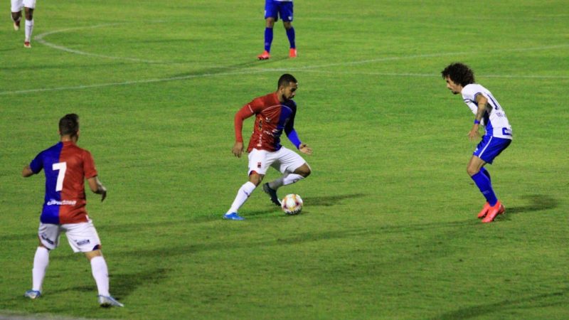 O Avaí até começou melhor a partida, no estádio Durival Britto e Silva – também conhecido como Vila Capanema. Time de Geninho teve as principais chances da primeira etapa – Foto: Rui Santos/Paraná Clube