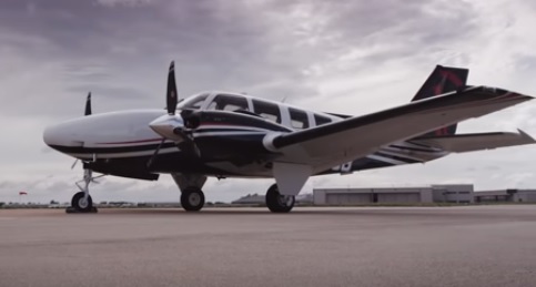 Aeronave Beechcraft Baron estava carregada com cocaína e foi obrigada a pousar neste domingo (2) em Mato Grosso do Sul – Foto: Reprodução/Youtube