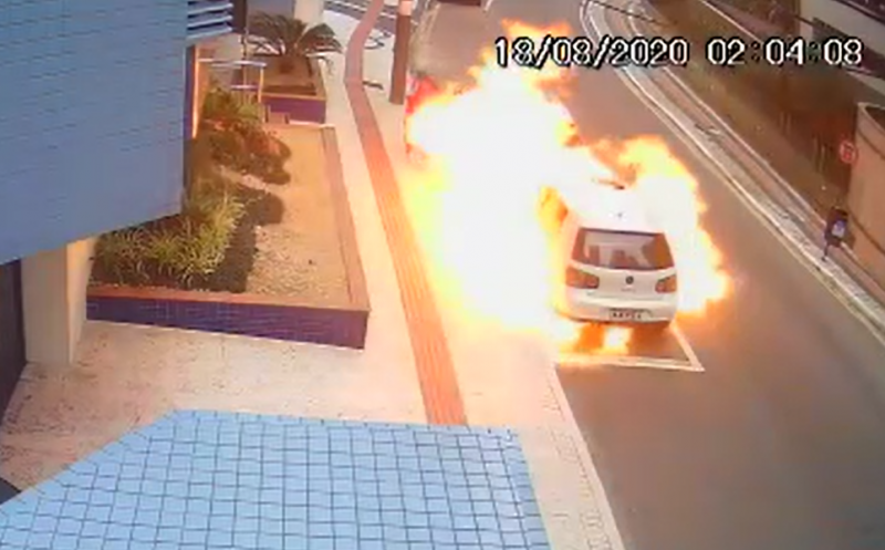 Momento em que uma mulher incendeia o carro do ex-companheiro em Balneário Camboriú &#8211; Foto: Reprodução internet
