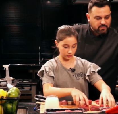 Chef Saimon Novack e a filha Al&iacute;cia preparam receita – Foto: Reprodu&ccedil;&atilde;o/Bistek