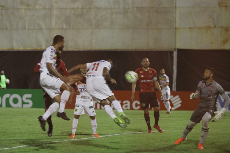 Marco Ant&ocirc;nio [11] cabeceia para marcar o &uacute;nico gol da partida contra o Brasil de Pelotas (RS); Brusque segue vivo na milion&aacute;ria competi&ccedil;&atilde;o – Foto: Lucas Gabriel/Brusque FC/divulga&ccedil;&atilde;o