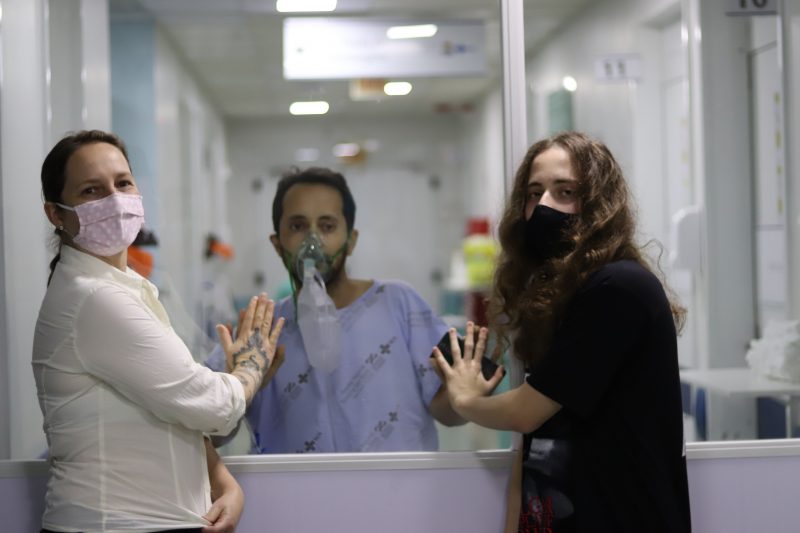 Esposa e filho fazem visita a paciente com Covid-19 – Foto: Hospital Regional Terezinha Gaio Basso/Divulga&ccedil;&atilde;o