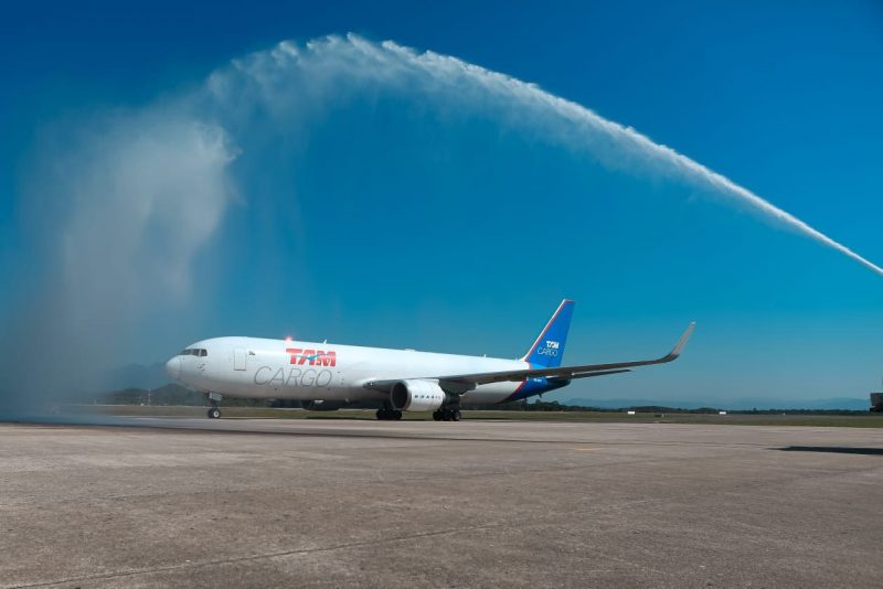 Celebração na chegada de cargueiro no Hercílio Luz, o melhor aeroporto do Brasil &#8211; Foto: Felipe Carneiro/Latam Cargo/ND