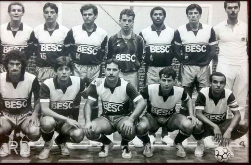 Time do Besc de futsal no torneio da cidade de Florian&oacute;polis em 1991. Jogo realizado no Gin&aacute;sio do Catarinense, na capital do estado.&nbsp; Em p&eacute;: Toninho, Jorginho, Murilo, H&eacute;lcio, Juninho Mam&atilde;o, Celinho, Ivo Merizi (preparador f&iacute;sico). Agachados: Marquinhos, Ramon, Cacau, Taizinho e Zezinho.&nbsp;– Foto: Acervo Celinho Moura/ND