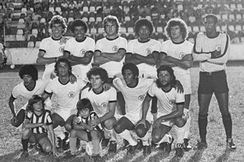 O leitor Jairzinho Silva envia a foto de um dos times&nbsp; do Figueirense mais relembrado pela torcida: o elenco que marcou a hist&oacute;ria do clube em 1973 participando pela primeira de um campeonato brasileiro. Em p&eacute;: Jorge Luiz, Adailton, Jailson, Pinga, Casagrande e Da Costa. Agachados: Caco, Luiz &Eacute;verton, Ti&atilde;o Marino, Moacir e Carlos Roberto. – Foto: Acervo Jairzinho Silva/ND