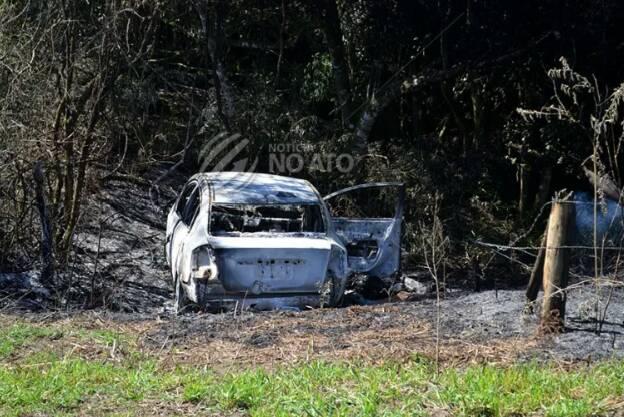 Dois corpos são encontrados carbonizados dentro de carro queimado, em Correia Pinto – Foto: Notícia no Ato/Divulgação/ND