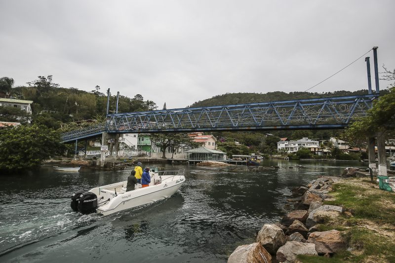 Ponte do canal da Barra da Lagoa, em Florian&oacute;polis – Foto: Anderson Coelho/ND