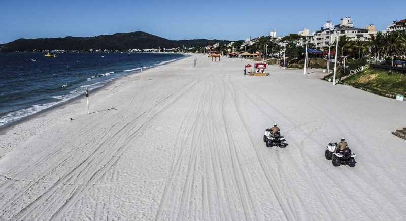 As praias de Florianópolis, como a de Canasvieiras, também ficaram vazias – Foto: Anderson Coelho/ND