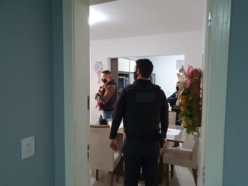 Homem foi preso por fraude banc&aacute;ria virtual na manh&atilde; desta segunda-feira (24), em Cambori&uacute; – Foto: Pol&iacute;cia Civil do Distrito Federal