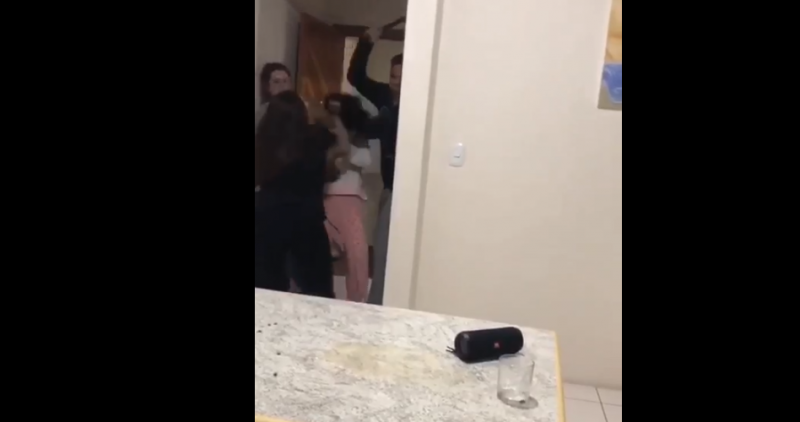 PM de licen&ccedil;a por Covid-19 invade apartamento e agride vizinhas em Lages – Foto: Reprodu&ccedil;&atilde;o/Redes Sociais/ND