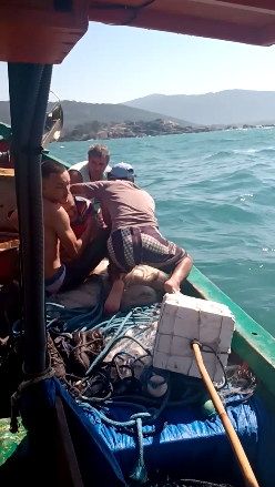 Homem foi resgatado por outro barco – Foto: Reprodu&ccedil;&atilde;o