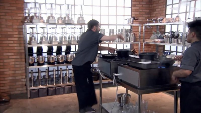 Chef que fizer o melhor “prato feito” da noite escapa da elimina&ccedil;&atilde;o&nbsp;– Foto: Antonio Chahestian/Record TV