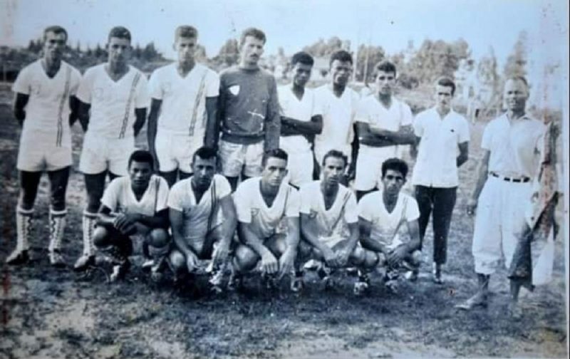 No m&ecirc;s passado, exatamente no dia 3 de agosto, o Triunfo do bairro de Sambaqui, fundado em 1953 aqui na Capital, comemorou 70 anos de funda&ccedil;&atilde;o. Para n&atilde;o deixar a data passar em branco, publicamos aqui uma foto de 1964. Em p&eacute;: Neri, Reinaldo, Rodolfo, Manoel, Lourival, Salvador, Maur&iacute;cio, Ivo, Cordeiro e Pepeco. Agachados: Zilto, Nascimento, Renato, Dalci e Vado. – Foto: Acervo Gabriel Meurer/SandroBateBola