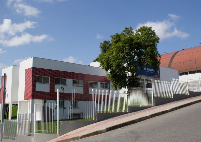 UBS Serraria e a maior unidade b&aacute;sica de sa&uacute;de do Munic&iacute;pio. Com &aacute;rea de 750 m&sup2; dividida em dois pavimentos,&nbsp; o pr&eacute;dio conta com elevador, 12 consult&oacute;rios, farm&aacute;cia, sala de vacinas, entre outras estruturas internas – PMSJ/Divulga&ccedil;&atilde;o/ND