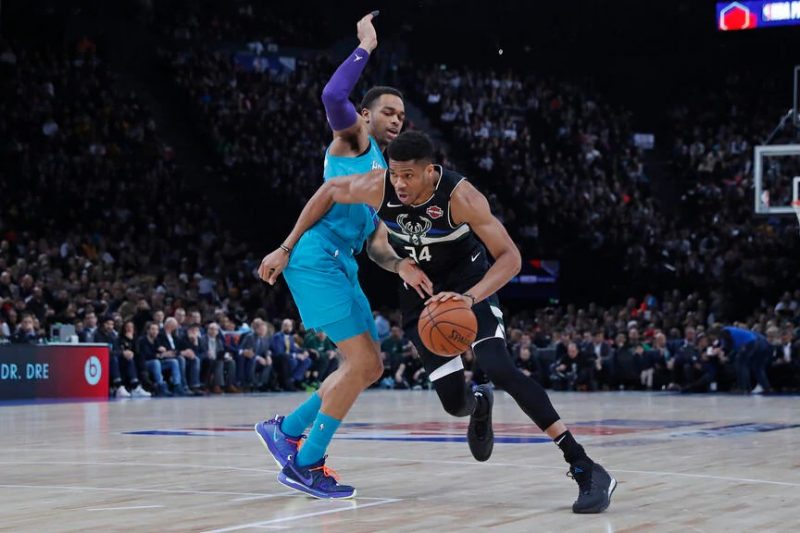 Com a melhor campanha entre todas as franquias, antes da parada, o <strong>Milwaukee Bucks</strong> segue entre os favoritos na briga pelo troféu Larry O´Brien. Além de um sistema defensivo e ofensivo muito bem definido, o Bucks conta com a presença do atual MVP, Giannis Antetokounmpo, que foi muito bem na vitória contra o Boston Celtics, na noite da última sexta-feira (31) por 119 a 112 – Foto: Divulgação/NBA/ND