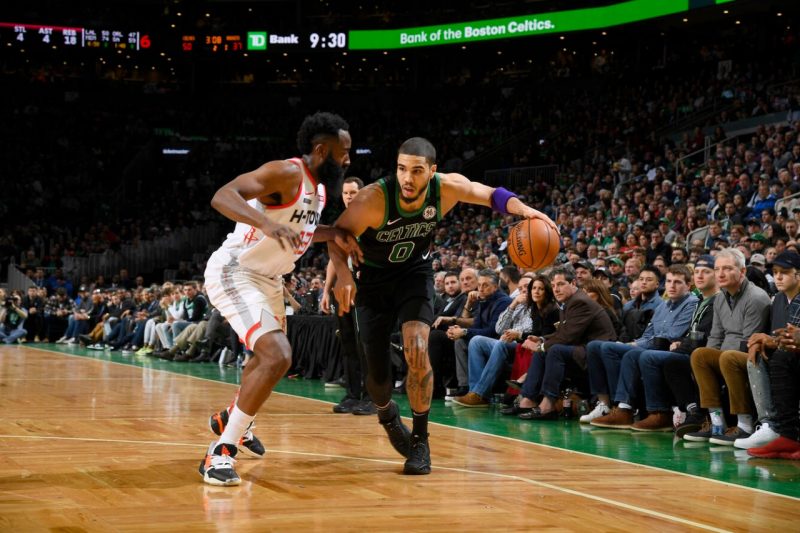 Maior campeão da história da NBA, o <strong>Boston Celtics</strong> conta com o talento da dupla Jayson Tatum e Jaylen Brown para buscar o 18° título. Após um início coberto de incertezas, a química com o líder Kemba Walker e Marcus Smart fez os Celtas despontarem entre os favoritos. Em sua partida de retomada, a equipe verde e branca jogou contra o Bucks e acabou perdendo por 112 a 119 – Foto: Divulgação/NBA/ND